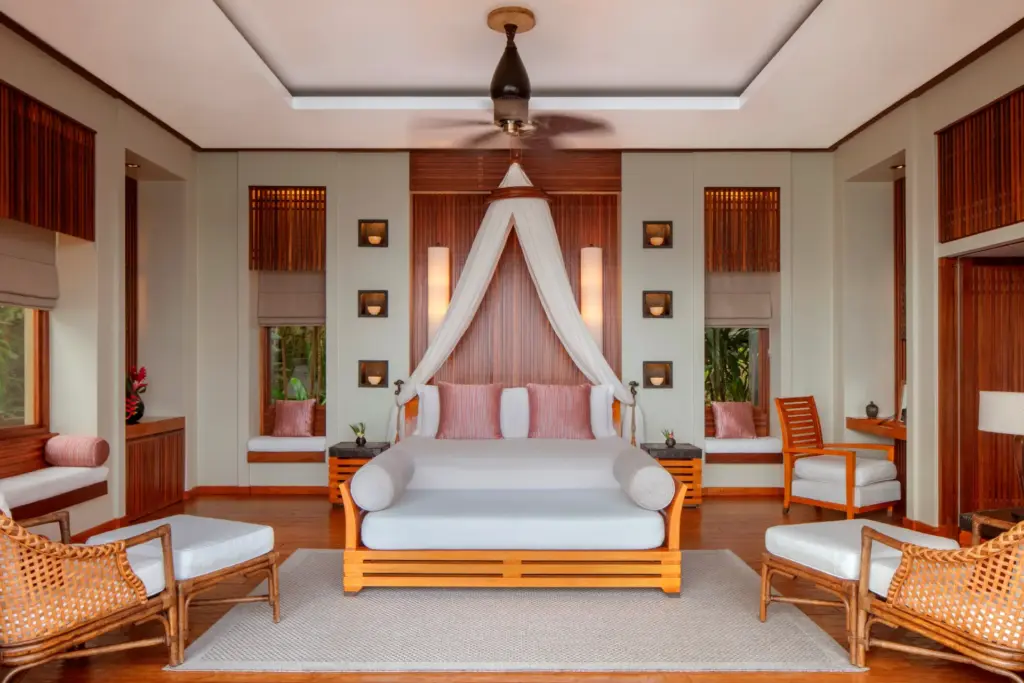 Die Schlafzimmer des Anantara Maia Seychelles Villas verführen mit hohen Decken, ruhiger Geometrie und stilvollem Dekor - perfekt für Ihren Seychellen Luxusurlaub, maßgeschneidert nach individuellem Wunsch von Katharina Fenners