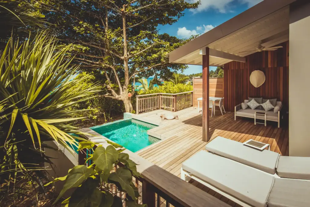 Dieses Ocean View Pool Chalet auf den Seychellen ist eine idyllische Rückzugsoase am tropischen Hang mit Blick auf den Indischen Ozean. Sie sind auf der Suche nach einer intimen Unterkunft für Ihren Seychellen Urlaub oder Ihre Seychellen Hochzeitsreise? Katharina Fenners kennt die besten Hotels und berät Sie individuell!