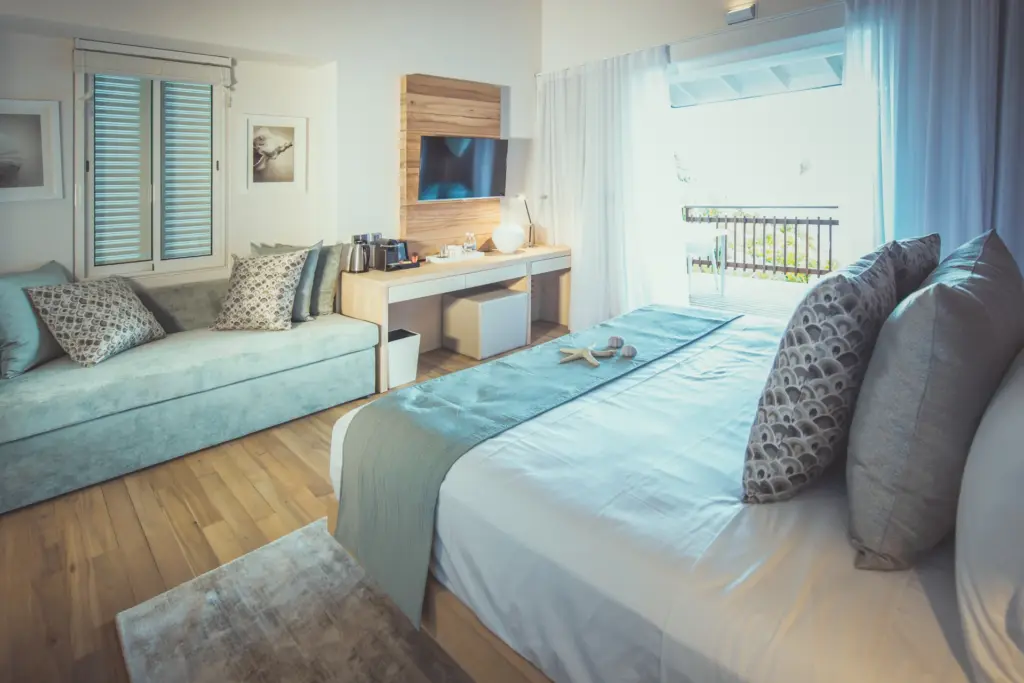 Das Schlafzimmer eines Ocean View Chalets ist mit einem komfortablen Bett und einem Schlafsofa ausgestattet und bietet Platz für bis z drei Personen - buchbar für Ihren Seychellenurlaub bei Fenners Reisen