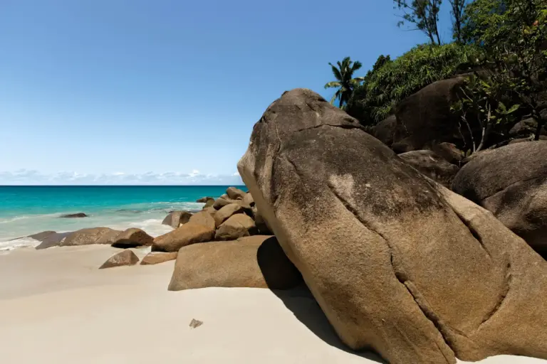 Ikonische Grantifelsen an einem einsamen Bilderbruchstrand der Seychellen - in dieser paradiesischen Kulisse entschleunigen Gäste sofort. Sie sind auf der Suche nach dem idealen Resort für einen erholsamen Seychellen Luxusurlaub? Seychellen-Expertin Katharina Fenners kennt die Insel wie ihre Hosentasche und berät Sie individuell!