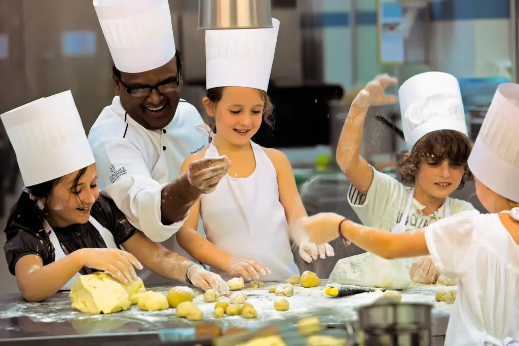 Kinderköche beim Pizzabacken - das Constance Lemuria Seychelles bietet jede Menge Abwechslung für Groß und Klein und ist das perfekte Hotel für einen unvergesslichen Seychellen Familienurlaub, buchbar bei Fenners Reisen!