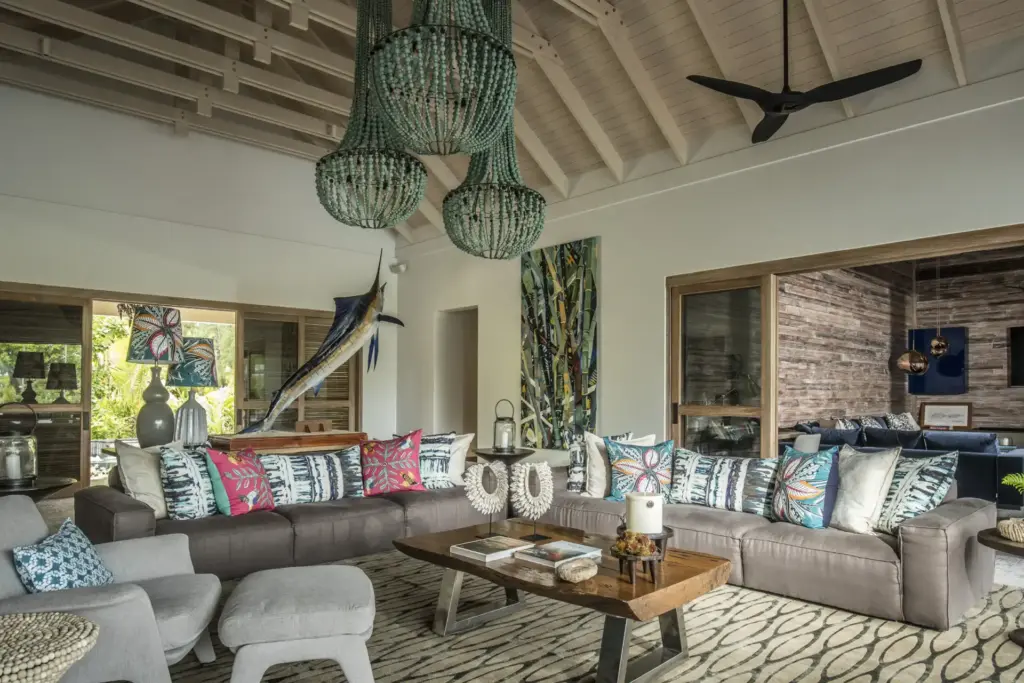 Auserlesene Skulpturen, silvolle Hängeleuchten und knallige Kissen - das Interior der Residenzvillen des Four Seasons Resort Seychelles at Desroches Island ist besonders stilvoll. Seychellen-Expertin Katharina Fenners kuratiert und verwirklicht Ihren maßgeschneiderten Aufenthalt!