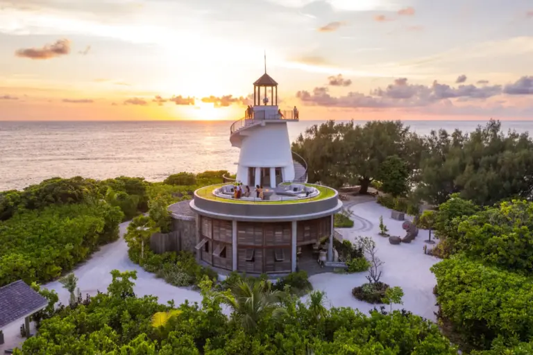 Die Lighthouse Lounge auf der Terrasse neben dem gleichnamigen Restaurant ist der wohl perfekte Ort für einen Aperitif zum Sonnenuntergang – ein unvergessliches Erlebnis im Rahmen Ihres Aufenthalts im Four Seasons Resort Seychelles at Desroches Island, buchbar bei Fenners Reisen.
