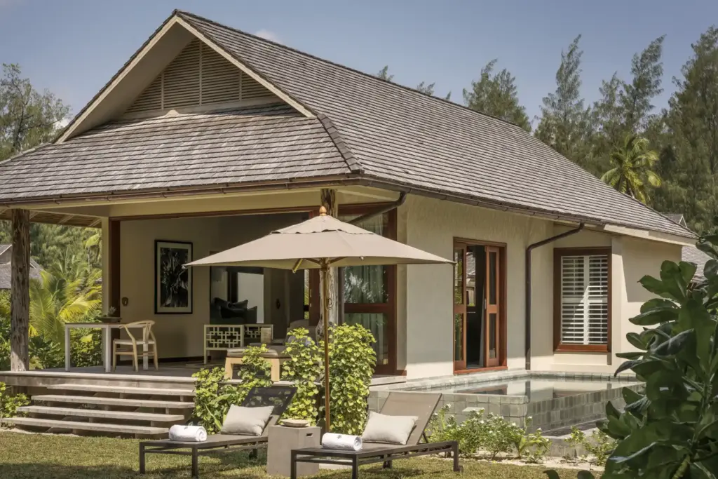 Eine stilvolle Beach Pool Villa auf einer exklusiven Privatinsel auf den Seychellen. Buchen Sie einen ultraluxuriösen Aufenthalt auf einer intimen Privatinsel im Indischen Ozean, sorgfältig kuratiert von der Trauminsel-Spezialistin Katharina Fenners.