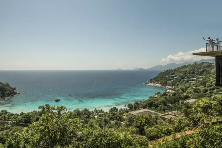 Die üppige Bucht Petite Anse rund um das Four Seasons Resort Seychelles mit seinen feinsandigen Traumstränden. Buchbar für einen Seychellen Luxusurlaub bei Fenners Reisen!