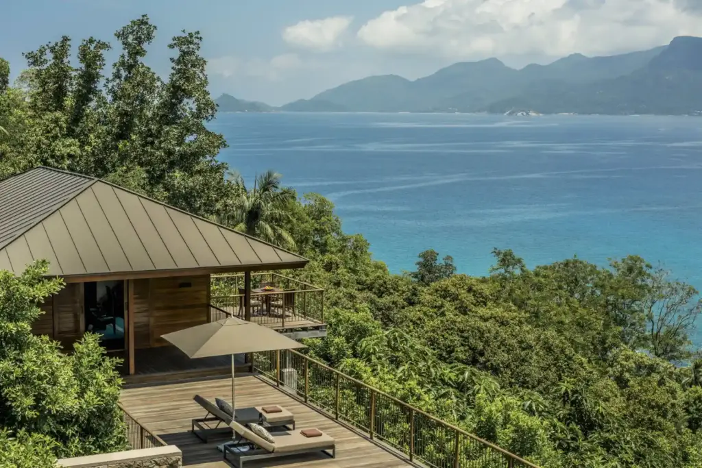 Die Residenzvillen sind die größten Unterkünfte des ultraluxuriösen Four Seasons Resort auf den Seychellen und schmiegen sich hoch oben in den üppig grünen Hang. Buchbar bei Fenners Reisen für einen ultraluxuriösen Seychellen Urlaub mit eigenem Personal.
