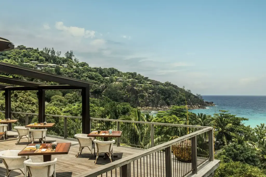 Vom Zez Restaurant des Four Seasons Resort Seychelles schweift der Blick atemberaubend über die Bucht und den Indischen Ozean - das Restaurant ist somit nicht nur ein kulinarisches Highlight Ihres Seychellen Luxusurlaubs, maßgeschneidert geplant von Seychellen-Expertin Katharina Fenners.