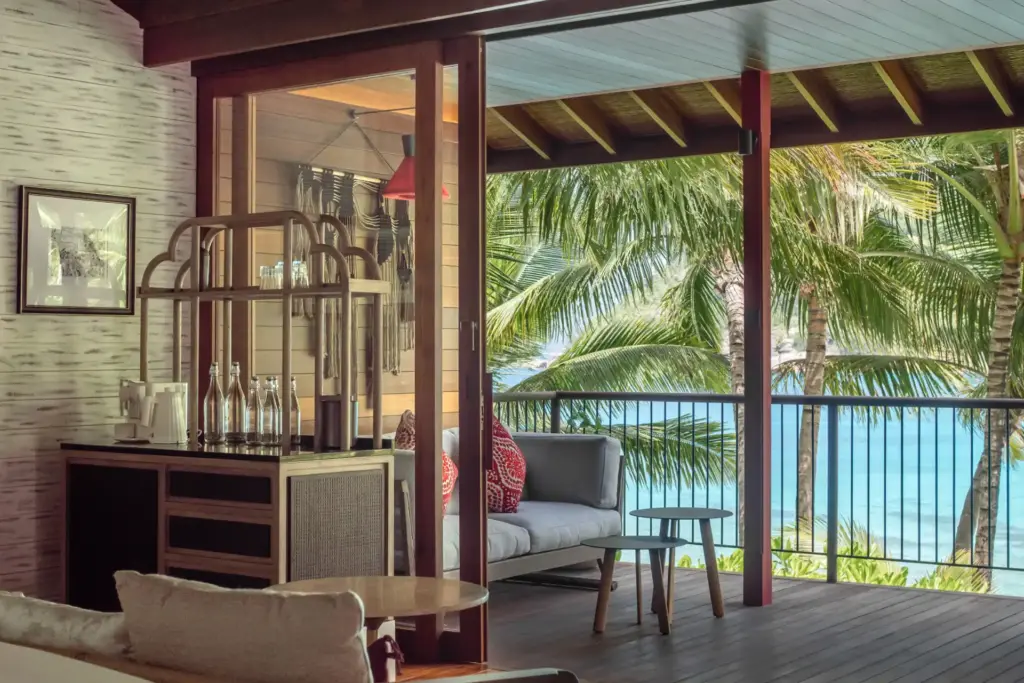 Stilvolles Schlafzimmer eines Royal Suite des Four Seasons Resort Seychelles - buchbar für Ihren Luxusurlaub auf den Seychellen bei Fenners Reisen