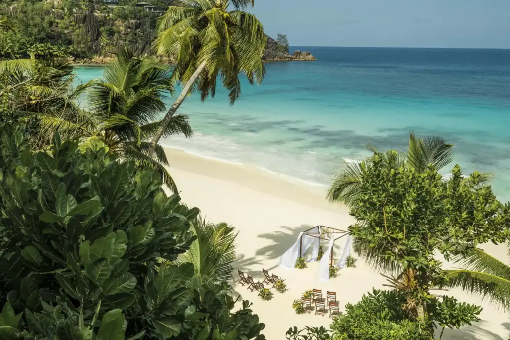 Ein Hochzeits-Pavillon am traumhaften Strand der Seychellen. Das Four Seasons Resort eignet sich hervorragend für unvergessliche Barfuß-Hochzeiten oder Flitterwochen auf der Trauminsel. Katharina Fenners übernimmt die Planung für Sie!