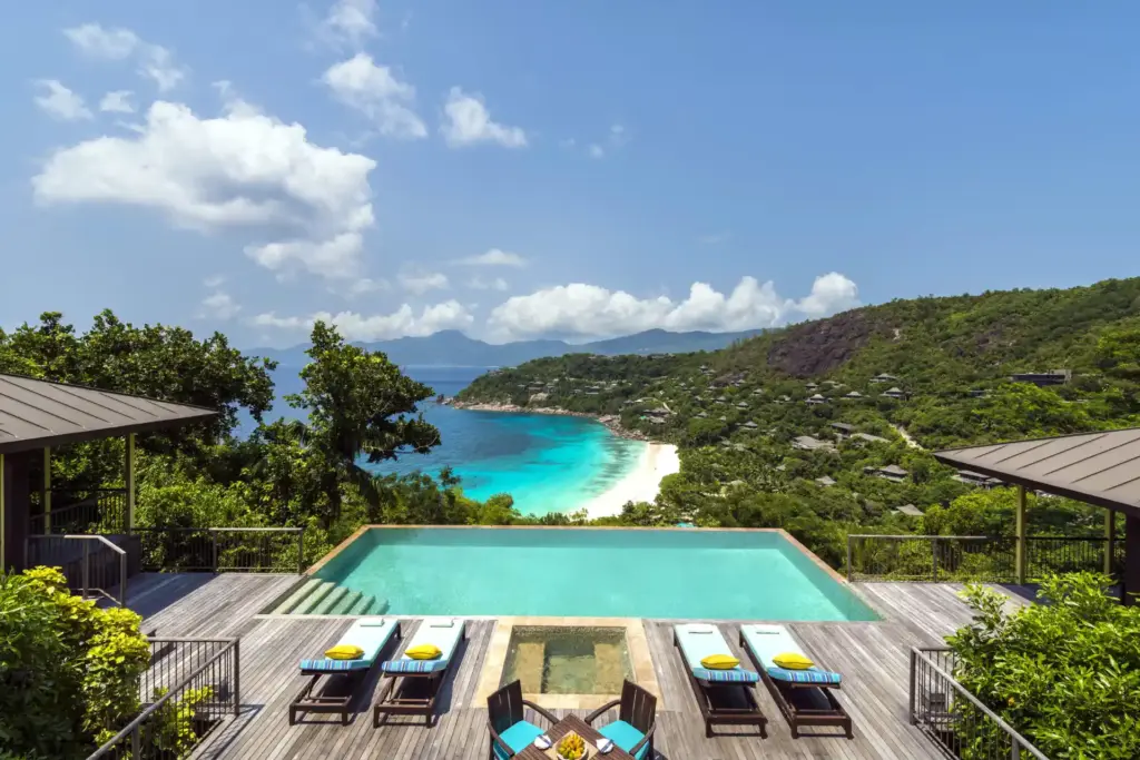 Diese Hilltop-Suite am Hang verführt mit großem Pool und unvergleichlichem Blick über den Indischen Ozean. Seychellen-Expertin Katharina Fenners kennt die besten Resorts für Ihren maßgeschneiderten Seychellen Luxusurlaub und berät Sie individuell.