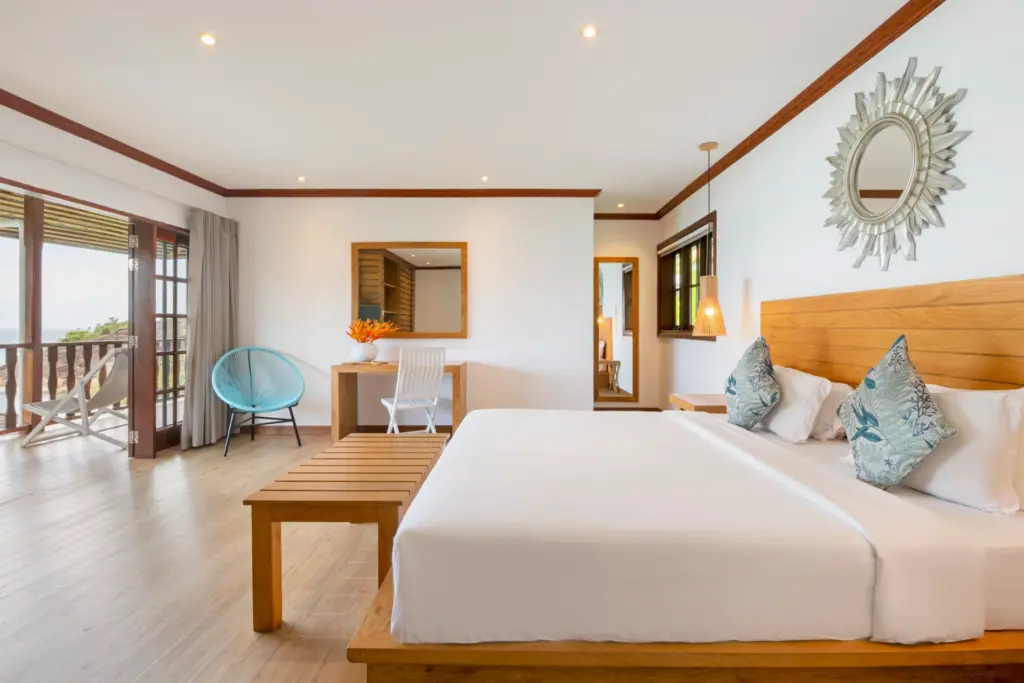 Höchsten Komfort bieten die zehn luxuriösen Senior Suiten dieses Hotels auf den Seychellen. Sie sind auf der Suche nach einer nachhaltigen Ruheoase für Ihren Seychellen Urlaub? Katharina Fenners berät Sie individuell!