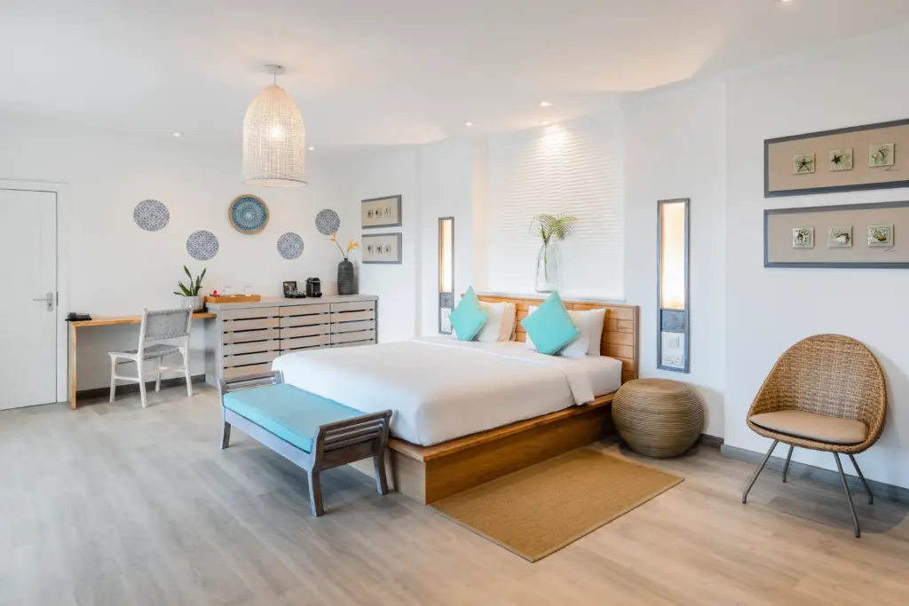 Einige Senior Suiten des Hotel L'Archipel Seychelles verfügen über eine Verbindungstür und bieten damit Platz für größere Gruppen oder Familien. Ein Tipp für einen nachhaltigen und ruhigen Seychellen Familienurlaub, buchbar bei Fenners Reisen.