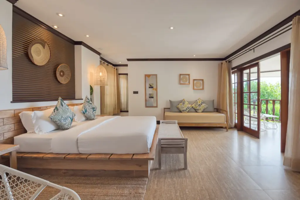 Die sechzehn großzügigen Deluxe Zimmer des Hotel L'Archipel auf den Seychellen bieten Platz für bis zu drei Erwachsene und liegen im Garten, am Strand oder am Hang. Sie versprechen herrliche Blicke auf die tropische Natur und aufs Meer. Buchbar für Ihren Seychellen Urlaub bei Fenners Reisen!