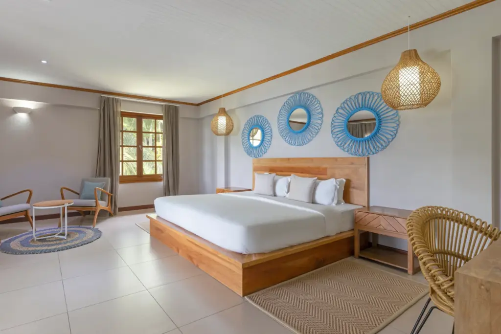 Perfekt für den Seychellen Familienurlaub - die farbenfroh akzentuierten Family Suiten des Hotel L'Archipel Seychelles punkten mit zwei Schlafzimmern, die jeweils über ein eigenes En-Suite-Bad verfügen. Buchbar bei Fenners Reisen!