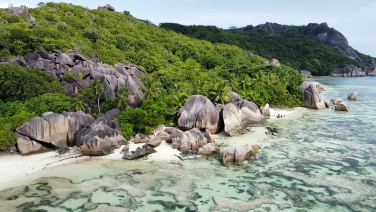 Blick auf einen paradiesischen Strand mit ikonischen Granitfelsen auf der Insel La Digue. Sie planen einen Seychellen Luxusurlaub oder suchen das perfekte Resort für eine paradiesische Seychellenreise? Katharina Fenners berät Sie individuell und organisiert Ihren maßgeschneiderten Aufenthalt!