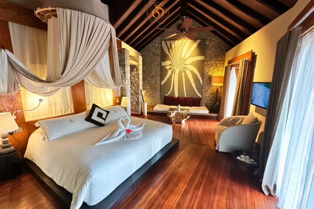 Das Schlafzimmer dieser charmanten Villa auf den Seychellen ist betont natürlich gehalten. Sie sind auf der Suche nach der idealen Unterkunft für Ihre individuelle Seychellenreise? Seychellen-Expertin Katharina Fenners berät Sie ausführlich und organisiert den perfekten Aufenthalt.