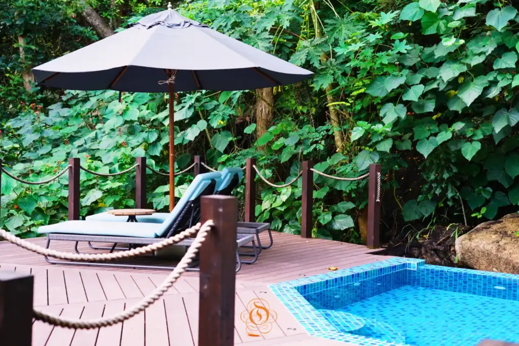 Einige Villen auf den Seychellen punkten wie diese mit eigenen Whirlpools mitten in üppiger Natur. Sie suchen einen intimen Rückzugsort auf den Seychellen für einen unvergesslichen Seychellen Urlaub? Katharina Fenners berät Sie individuell und gestaltet Ihren maßgeschneiderten Aufenthalt auf den Trauminseln im Indischen Ozean.