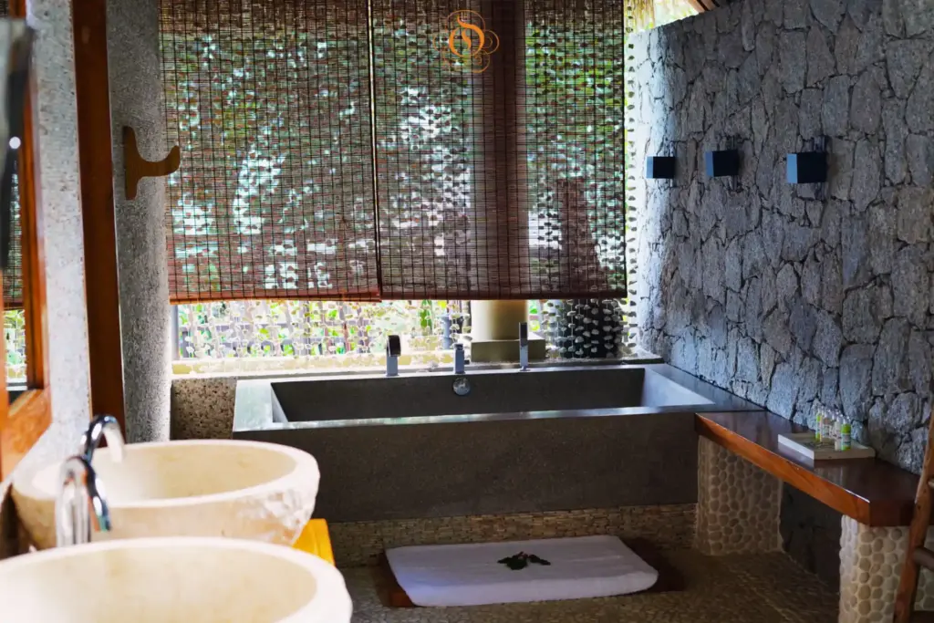 Naturstein ist das Hauptmaterial in diesem luxuriösen Badezimmer einer Präsidentenvilla auf den Seychellen. Katharina Fenners kennt die besten Resorts und Hotels für Ihren außergewöhnlichen Seychellen Luxusurlaub und gestaltet den maßgeschneiderten Aufenthalt für Sie.