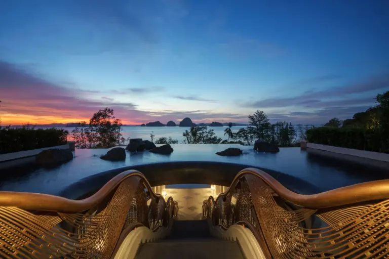 Von der ikonischen Treppe des stilvollendeten Banyan Tree Krabi schweift der Blick spektakulär über die typischen Felsen der Andamanensee, während die Sonne feurig ins Meer taucht. Das Hotel ist ein Highlight für Ihre Thailand Luxusreise und kann bei Fenners Reisen gebucht werden!