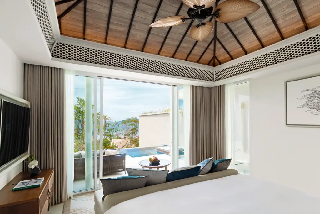 Aus dieser Partial Ocean Pool Suite in Krabi, Thailand, schweift der Blick idyllisch über Pool, Natur und Ozean - ein Tipp von Thailand-Expertin Katharina Fenners für Ihren maßgeschneiderten Thailand Urlaub.