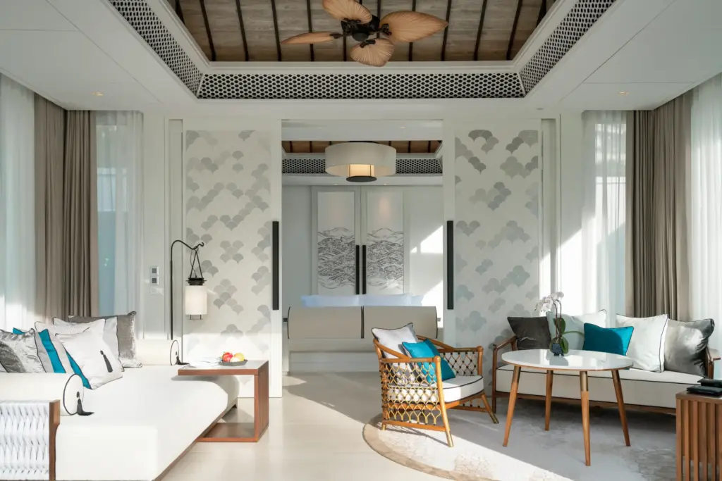 Edel und lichtdurchflutet ist der Wohnbereich dieser Beachfront Pool Villa in Krabi, Thailand. Sie sind auf der Suche nach einem besonderen Resort oder einer exklusiven Unterkunft für Ihre Thailand Luxusreise? Thailand-Expertin Katharina Fenners berät Sie individuell!