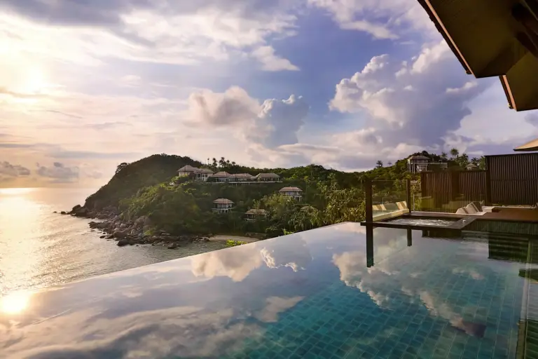 Spektakuläre Blicke über das im Sonnenuntergang glitzernde Meer und den eigenen Infinity Pool bieten sich aus der Family Ocean Pool Ville des Banyan Tree Samui. Buchbar für Ihren luxuriösen Thailand Familienurlaub bei Fenners Reisen!