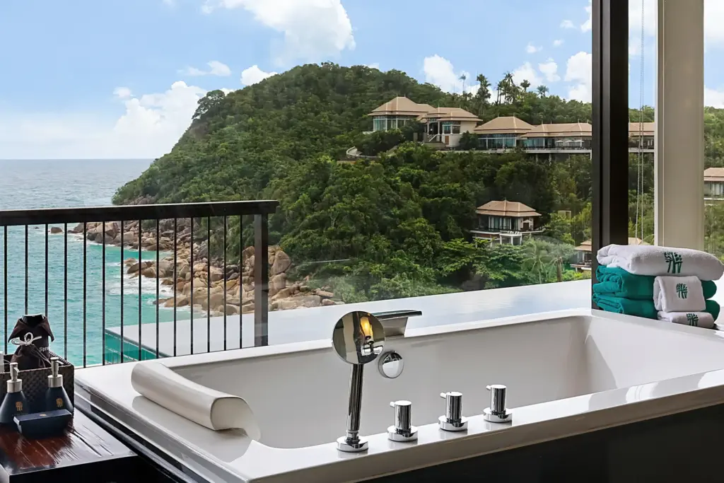 Vom Badezimmer einer Horizon Hillcrest Pool Villa schweift der Blick weit über die private Bucht des Banyan Tree Samui, buchbar bei Thailand-Expertin Katharina Fenners