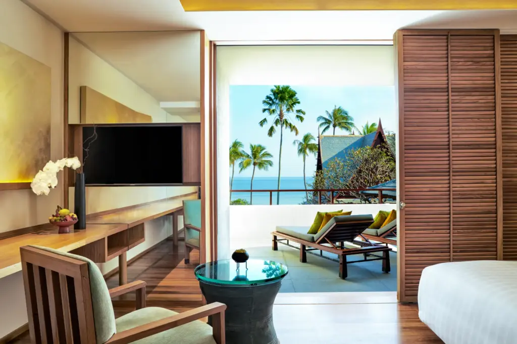 Blick in ein Ocean Premium Room, die größte Kategorie der zum Ozean hin ausgerichteten Zimmer des Chiva-Som Hua Hin Resorts - buchbar für einen exklusiven Wellnessurlaub in Thailand bei Fenners Reisen.