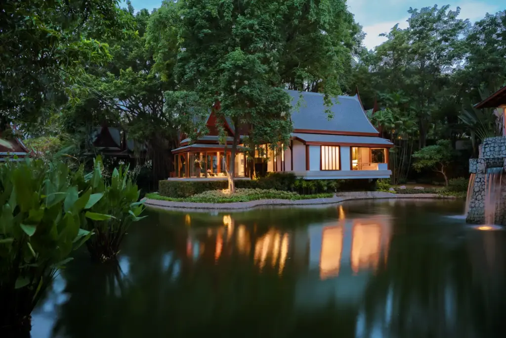 Ein thailändischer Pavillon, idyllisch umrahmt von Wasser und tropischer Vegetation. Sie planen einen luxuriösen Wellnessurlaub in Thailand? Katharina Fenners kennt die exklusivsten Resorts mit den besten Wellnessprogrammen und berät Sie individuell.