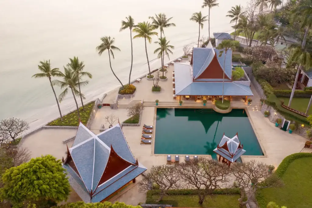 Blick aus der Luft auf das Chiva-Som Hua Hin Resort in Thailand. Atemberaubend gelegen bietet das exklusive Wellnesshotels sechzehn Retreats und hunderte Behandlungen. Katharina Fenners organisiert den maßgeschneiderten Aufenthalt!