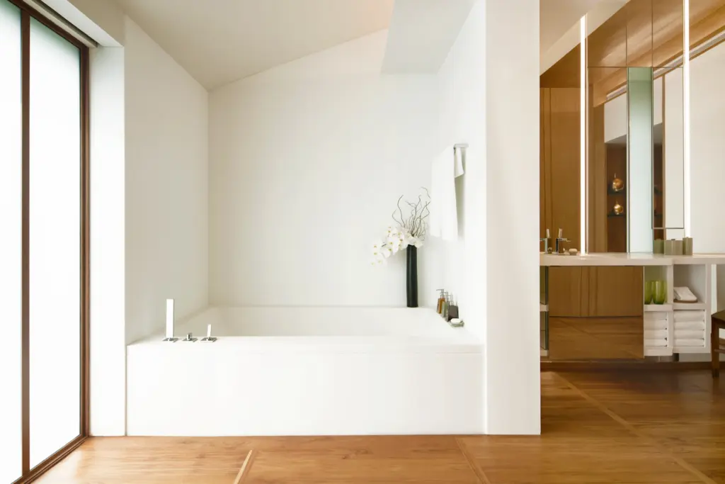 Helle Farben und gerade Linien dominieren dieses Badezimmer einer Thai Pavilion Suite des thailändischen Chiva-Som Resorts. Die Suite ist so groß, dass hier sogar bis zu sechs Gäste empfangen werden können! Buchbar für Ihren Thailand Wellnessurlaub bei Fenners Reisen!