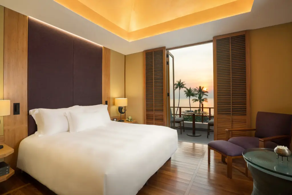 Ein weißes Bett unter hohen, spitz zulaufenden Decken, vom Balkon schweift der Blick über Palmen, Meer und Sonnenuntergang. Sie sind auf der Suche nach einer stilvollen Unterkunft für einen exklusiven Thailandurlaub mit Wellness-Charakter? Katharina Fenners berät Sie individuell und organisiert den maßgeschneiderten Aufenthalt!