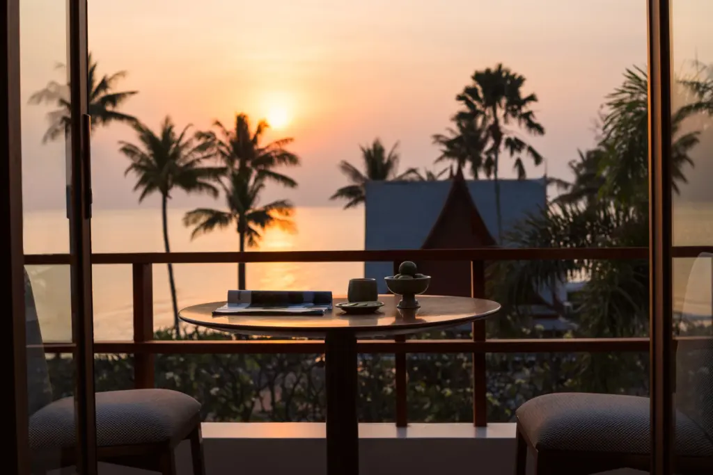 Spektakulärer Sonnenuntergang über dem Meer, beobachtet aus einer Juniper Suite des Chiva-Som Hua Hin Resorts auf Thailand, buchbar für einen exklusiven Wellnessurlaub bei Fenners Reisen.
