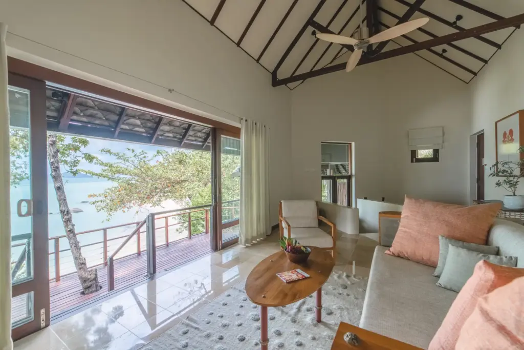 Dezente Farbnuancen und zeitloses Mobiliar vollenden den Charme dieser Beachfront Villa auf Thailand, die nur einen Katzensprung von einem abgeschiedenen Traumstrand auf Koh Samui liegt. Sie planen einen luxuriösen Wellnessurlaub in Thailand? Katharina Fenners kennt die besten Resorts und berät Sie individuell!