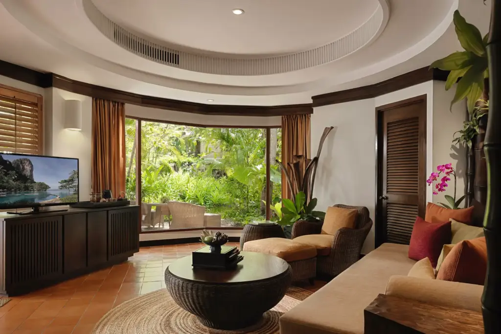 Stilvolles Mobiliar und dezente Nuancen prägen den Wohnbereich dieses Deluxe Pavillons. Die Architektur des Rayavadee Krabi ist preisgekrönt. Katharina Fenners plant Ihren Aufenthalt!