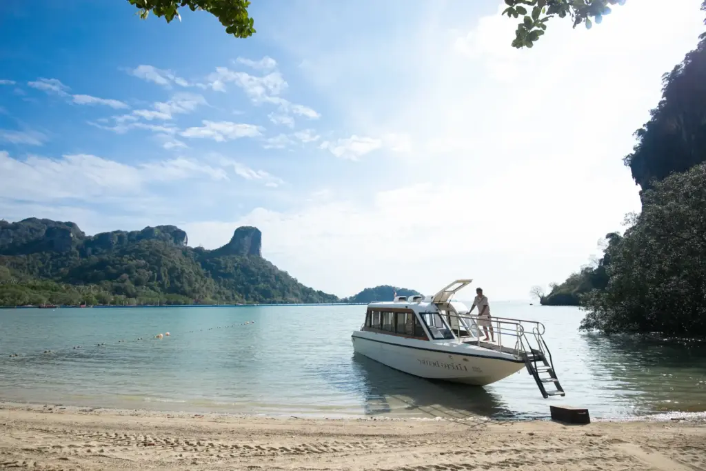 Eine Yacht liegt in der Bucht vor dem Rayavadee Krabi, buchbar für Ihren individuellen Thailand Luxusurlaub bei Fenners Reisen