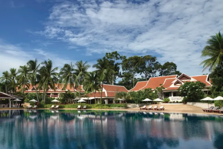 Blick auf den 50 Meter langen Sportpool und die Hauptgebäude des Santiburi Koh Samui, das jede Menge intimen Komfort am goldenen Sand der ruhigen Insel-Nordküste bietet und bei Fenners Reisen gebucht werden kann.