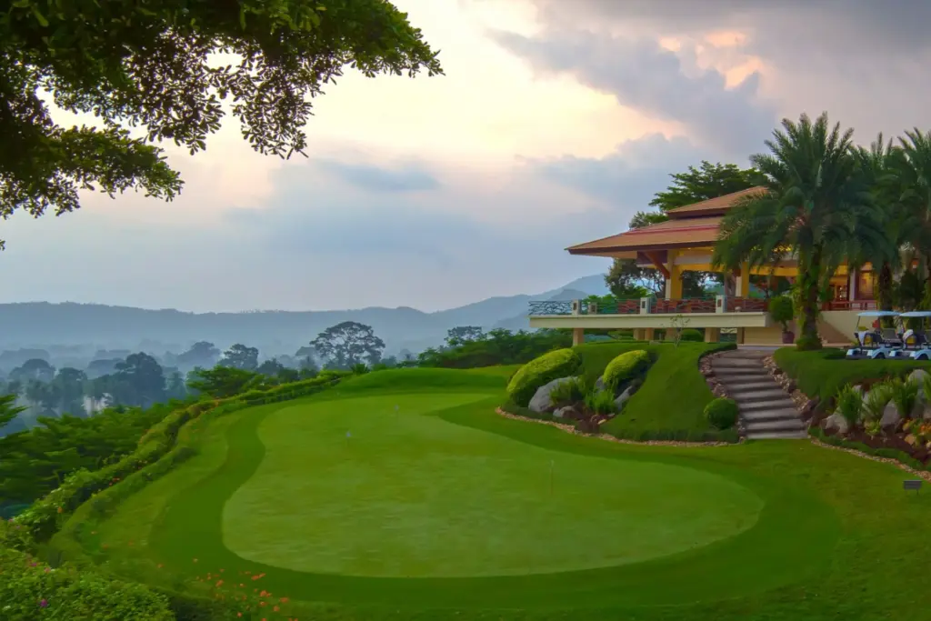Ein Tipp für Golf-Fans: Der Santiburi Samui Country Club ist nur zehn Minuten vom ruhigen Luxusresort Santiburi Koh Samui entfernt. Buchen Sie einen Thailand Golfurlaub bei Fenners Reisen!