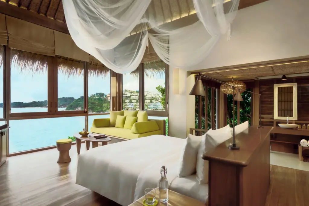 Vom Schlafzimmer dieser Ocean Villa bietet sich ein prächtiger Blick über den Golf von Thailand - eine der exquisiten Unterkünfte des Six Senses Samui, die bei Fenners Reisen gebucht werden können.