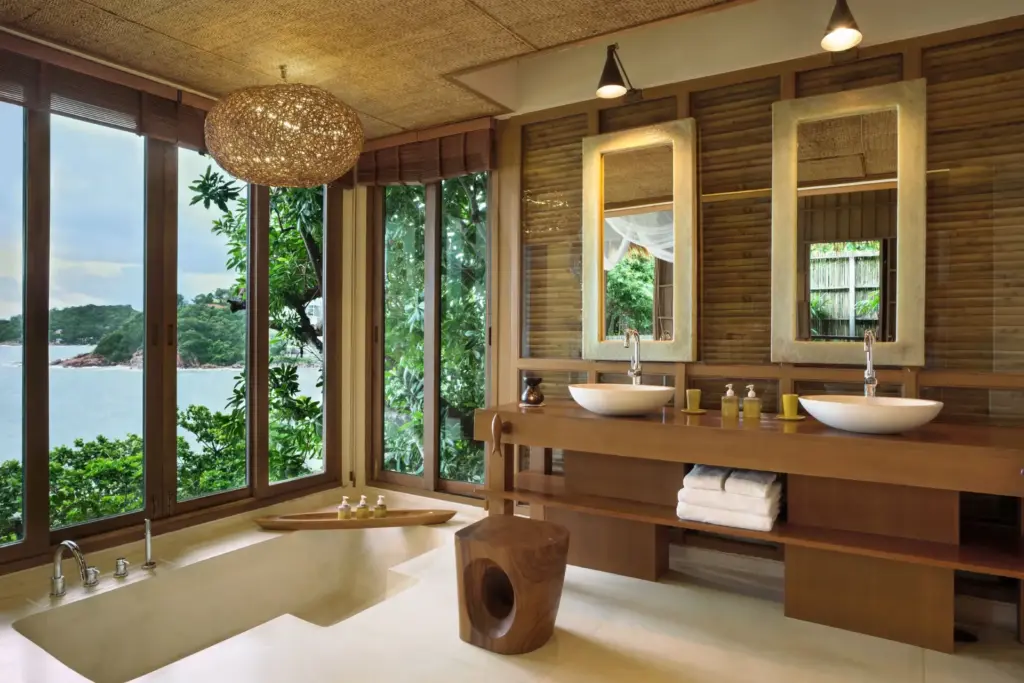 Von dieser riesigen, in den Boden eingelassenen Badewanne schweift der Blick über eine spektakuläre Naturkulisse - weit erstreckt sich unten der Golf von Thailand, umrahmt von malerischen Hügeln. Sie planen eine Reise nach Thailand und sind auf der Suche nach besonderen Unterkünften? Katharina Fenners kennt die besten Resorts persönlich und berät Sie individuell!