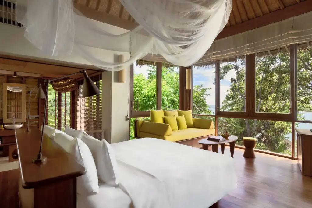 Das Schlafzimmer einer urig im tropischen Grün liegenden Hideaway Villa des Six Senses Samui - buchbar für Ihren Thailand Luxusurlaub bei Fenners Reisen!