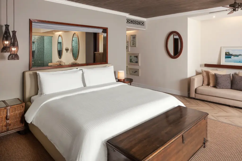 Großes Bett der Junior Suite, natürliche Akzente und helle Farben dominieren den Raum - Katharina Fenners berät Sie bei der Wahl Ihres Hotelzimmers für die nächste Mauritius-Reise