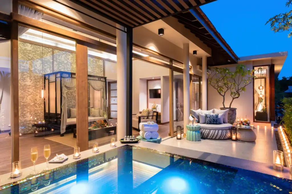 Besonders luxuriös ist die Jacuzzi Pool Suite des The Sarojin Khao Lak - stilvolle Outdoorsofas und -sessel laden neben dem eigenen Whirlpool zum Entspannen ein. Ein Tipp für glamouröse Flitterwochen in Thailand, buchbar bei der Thailand-Expertin Katharina Fenners.