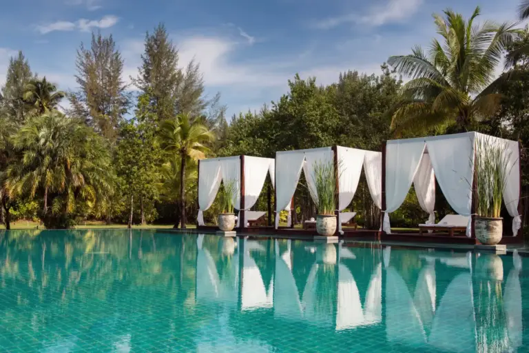 Der Hauptpool des 5-Sterne-Boutiquehotels The Sarojin Khao Lak Resort in Thailand. Sie planen eine Thailand Luxusreise und sind auf der Suche nach exklusiven Unterkünften? Thailand-Expertin Katharina Fenners berät Sie persönlich und plant Ihren maßgeschneiderten Aufenthalt.