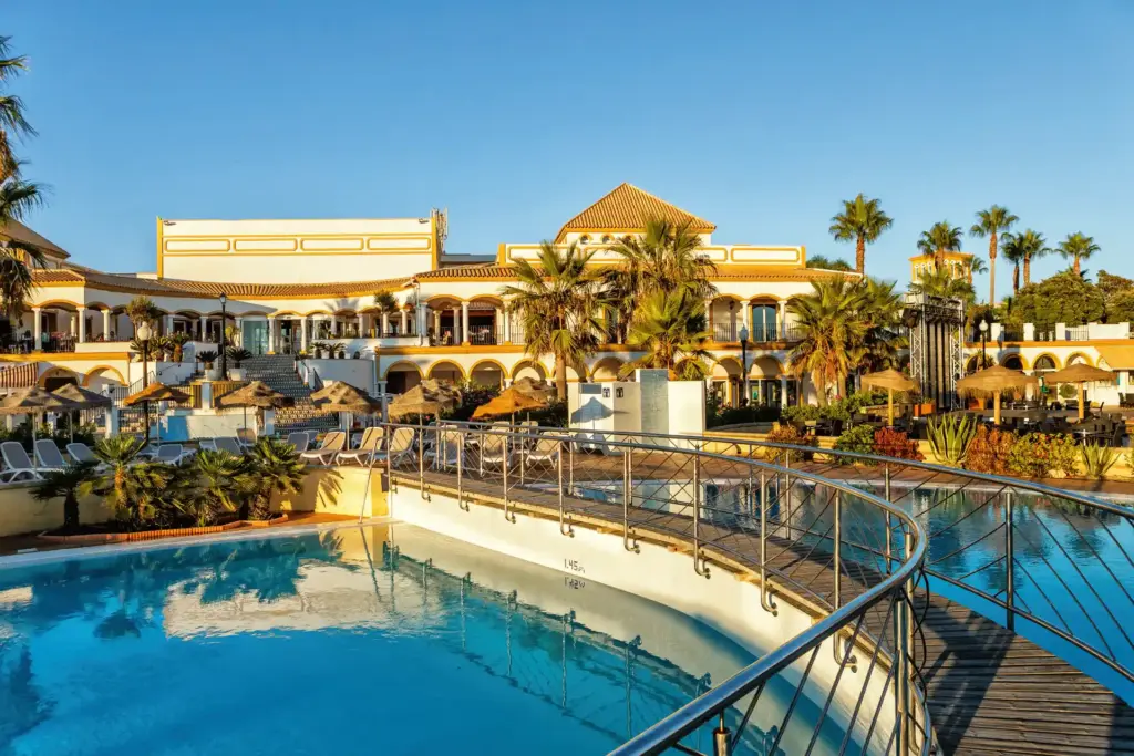 Das Aldiana Club Resort Andalusien ist in malerischem andalusischem Stil erbaut und liegt direkt an der sonnenverwöhnten Costa de la Luz, buchbar bei Fenners Reisen