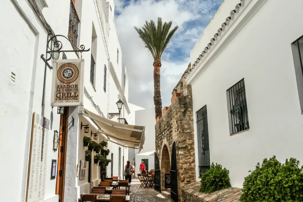 Gassen zwischen weißen Häusern in einer spanischen Altstadt. Die Umgebung des bei Fenners Reisen buchbaren Aldiana Club Andalusien lädt zu Erkundungen und Spaziergängen ein.