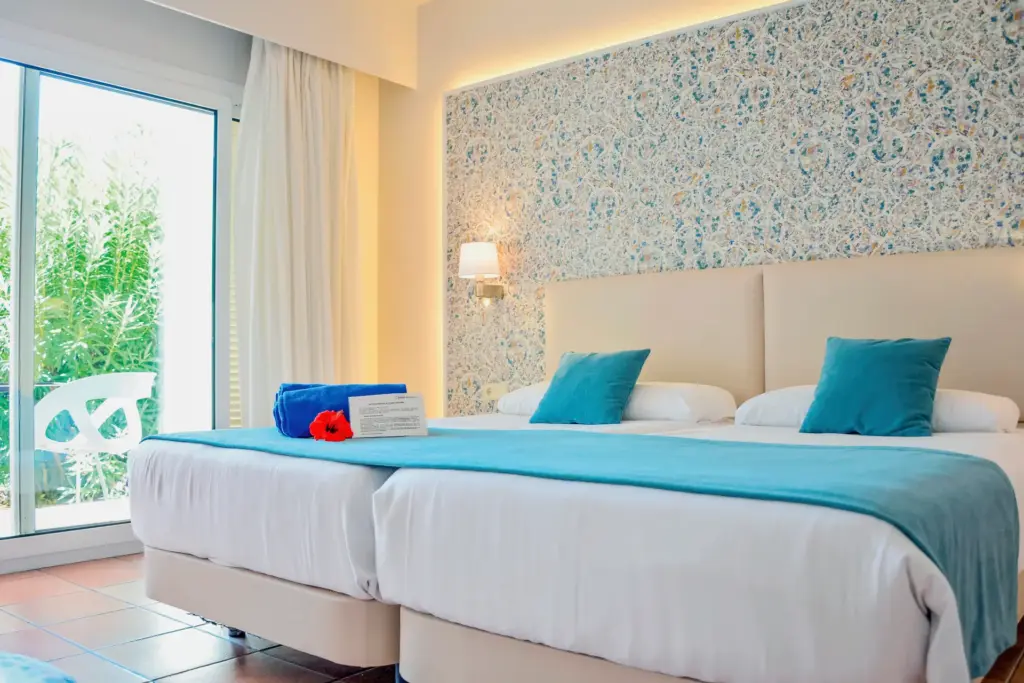 Lichdurchflutet und hell sind die Doppelzimmer im Aldiana Club Andalusien, die bei Fenners Reisen gebucht werden können