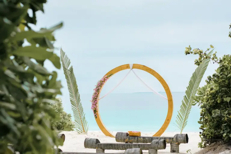 Romantisches Set-Up für die Erneuerung eines Eheversprechens. Für besondere Anlässe wie diesen können unsere Gäste Privatinseln oder auch ganze Resorts mieten - exklusiv bei Fenners Reisen.