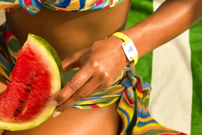 Eine Frau genießt eine Wassermelone am Strand - Urlaub im eigenen Tempo, wie er im Club Med Resort möglich ist. Individuell buchbar bei Fenners Reisen!