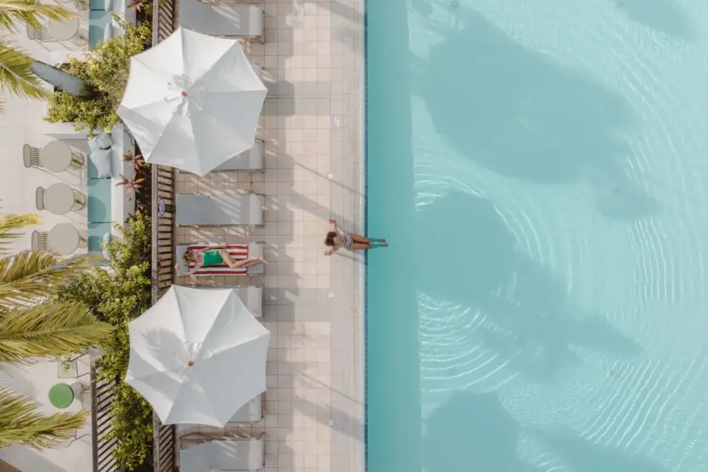 Stilvollendete Poollandschaft aus der Luft gesehen - buchen Sie bei Fenners Reisen Entspannung ganz nach Ihrem Bedarf in einem Club Med Resort Ihrer Wahl!